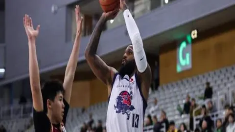 库里独揽52分击败灰熊，勇士告捷；约基奇61分难阻败局，金块负于灰狼